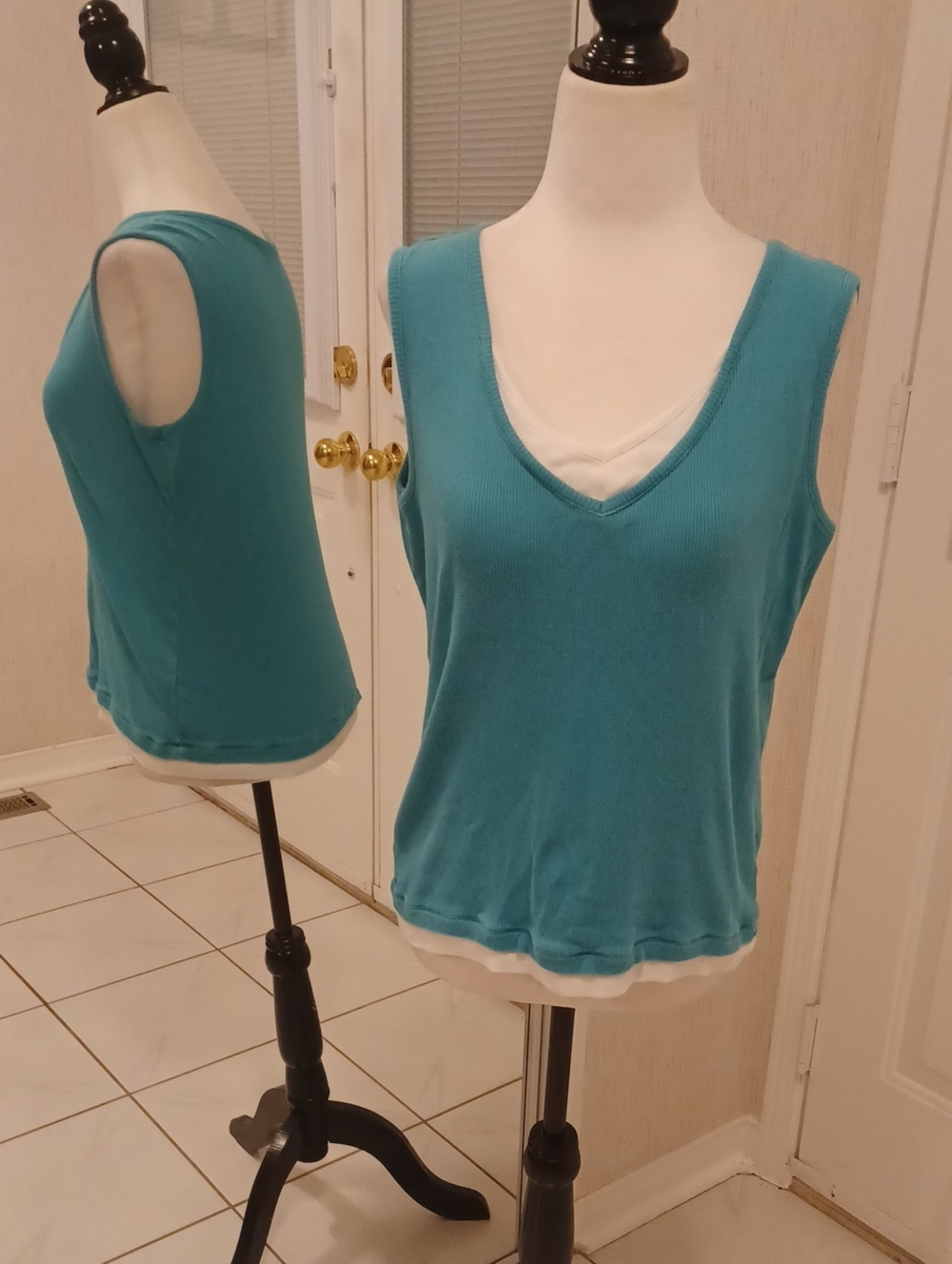 4/$30 Northern Reflections Teal & White Layered V-Neck Tank - Size Medium